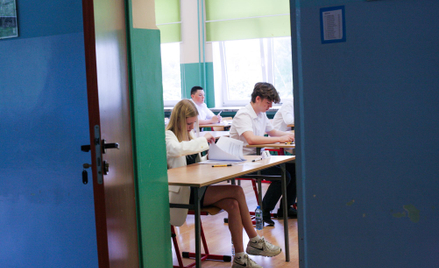 Uczniowie przed egzaminem ósmoklasisty (zdjęcie archiwalne)