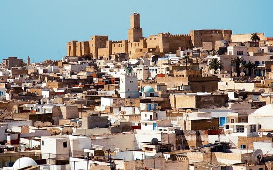 Twierdzę w Sousse otacza morze domów starej arabskiej dzielnicy, medyny