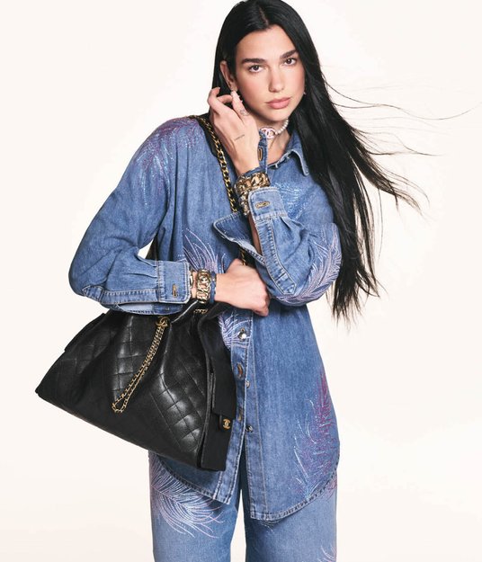 Torebka Chanel 25 produkowana jest w trzech rozmiarach.