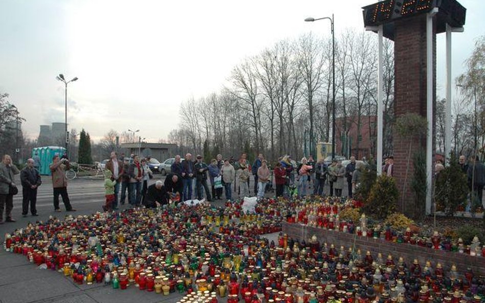 2006 rok, znicze ku czci górników, którzy zginęli w "Halembie"