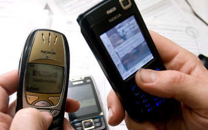 SMS-y pozwalały nie tylko sprawnie się porozumiewać,
ale i unikać wysokich kosztów połączeń międzyna