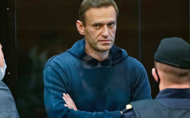 Na zdjęciu Aleksiej Nawalny w szklanej celi podczas pierwszej z serii rozpraw sądowych, którymi nęka