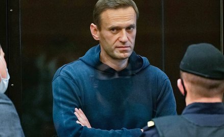 Na zdjęciu Aleksiej Nawalny w szklanej celi podczas pierwszej z serii rozpraw sądowych, którymi nęka
