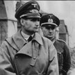 Rudolf Hess (z lewej) w towarzystwie oficerów podczas wizytacji jednostki nad kanałem La Manche