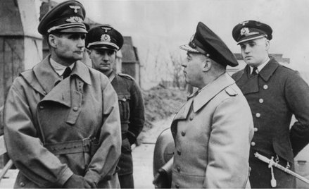 Rudolf Hess (z lewej) w towarzystwie oficerów podczas wizytacji jednostki nad kanałem La Manche