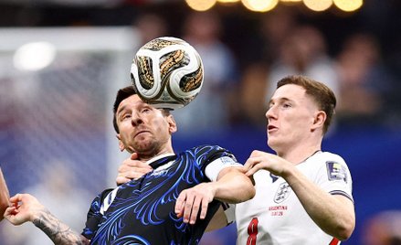 Lionel Messi i Elliot Anderson w walce o piłkę
