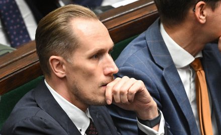 Poseł Konfederacji Konrad Berkowicz na sali obrad Sejmu w Warszawie