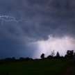 IMGW ostrzega przed deszczem, burzami i silnym wiatrem w kilku regionach Polski