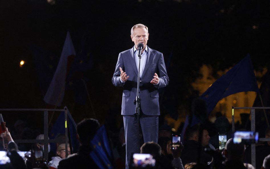 Tusk na placu Zamkowym: Prawda jest oczywista - to my bronimy konstytucji