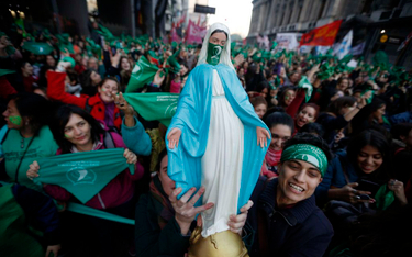 Argentynki z zielonymi chustkami chcą legalizacji aborcji