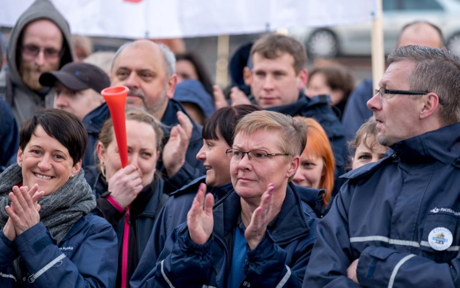 Protest pracowników Poczty Polskiej w Katowicach