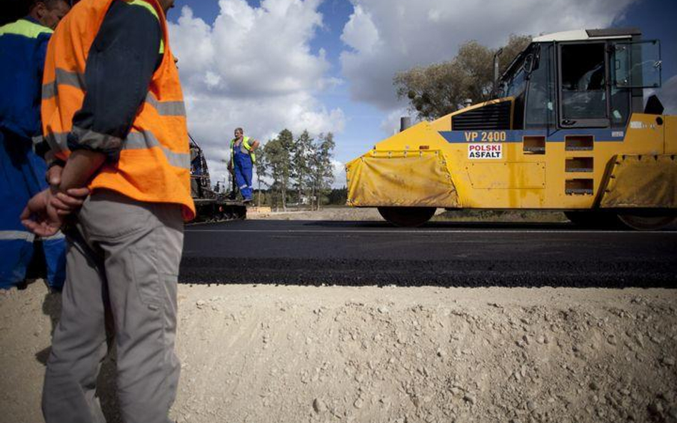 Pierwszy asfalt na autostradowej obwodnicy Wrocławia