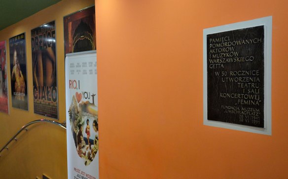 Tablica upamiętniająca artystów warszawskiego getta odsłonięta w 1991 roku