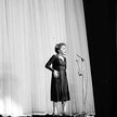 Edith Piaf śpiewa w Olimpii w 1962 roku. Zawsze w skromnej prostej czarnej sukience