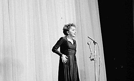 Edith Piaf śpiewa w Olimpii w 1962 roku. Zawsze w skromnej prostej czarnej sukience