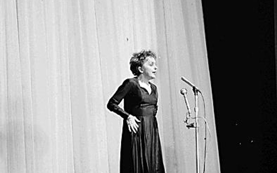 Edith Piaf śpiewa w Olimpii w 1962 roku. Zawsze w skromnej prostej czarnej sukience