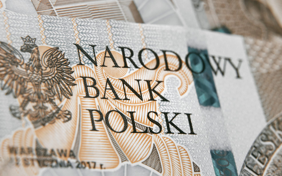 Rząd broni się przed skutkami obniżki stóp. Resort finansów podnosi marże obligacji