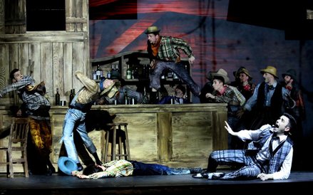 "Crazy for You" rozgrywa się w nietypowym, jak na musical, pejzażu, czyli na pustyni w Nevadzie. Tea