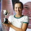 Iga Świątek z pucharem za zwycięstwo w juniorskim Wimbledonie 2018