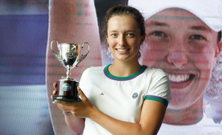 Iga Świątek z pucharem za zwycięstwo w juniorskim Wimbledonie 2018