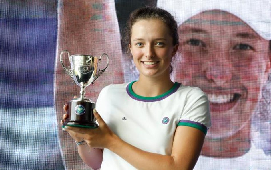 Iga Świątek z pucharem za zwycięstwo w juniorskim Wimbledonie 2018