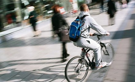 Rowerzysta, który nagle wjedzie pod auto, może być uznany za współwinnego wypadku