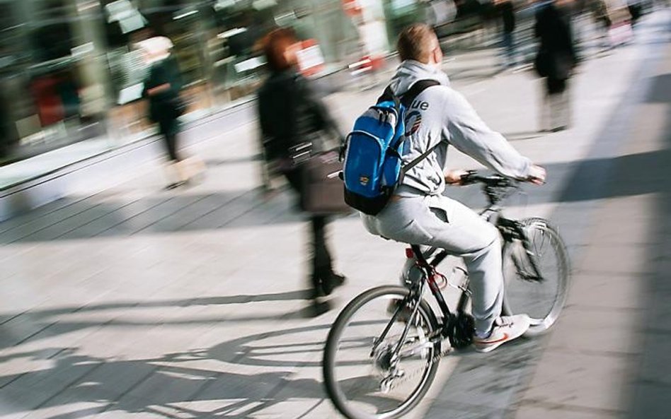 Rowerzysta, który nagle wjedzie pod auto, może być uznany za współwinnego wypadku