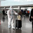 Pasażer w odzieży ochronnej na lotnisku w Pekinie