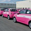 Różowe fiaty 500 przygotowane do wyjazdu do japońskich salonów