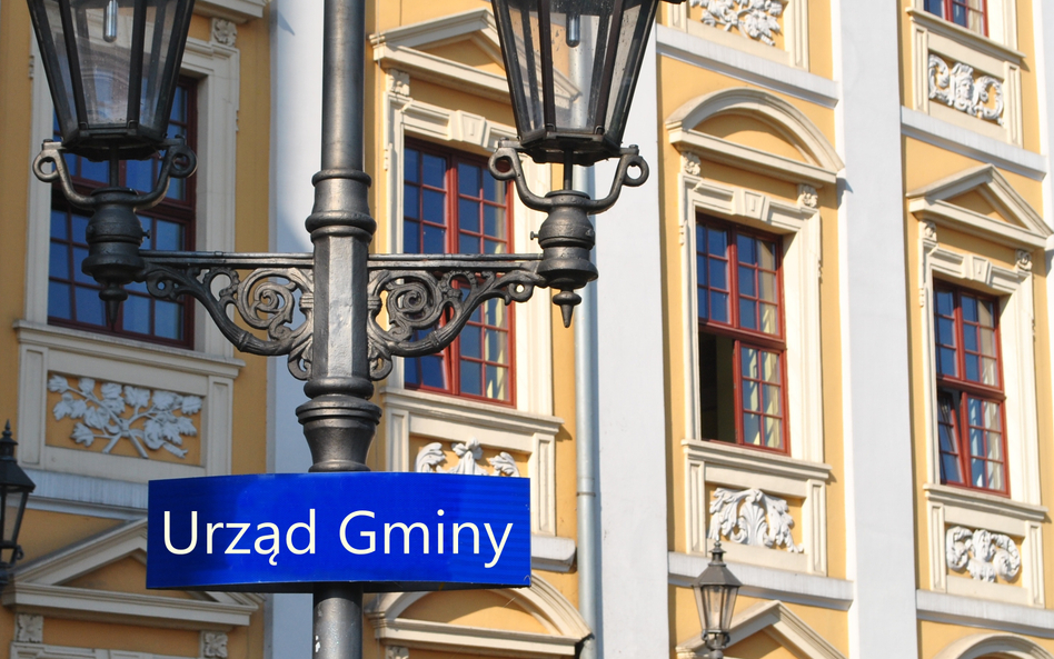 Niskie zarobki przy odpowiedzialności za miliony. Raport o pracy skarbników w samorządach