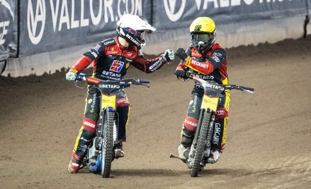 Bartłomiej Kowalski (z lewej) i Tai Woffinden zapewnili Sparcie remis w ostatnim biegu meczu z Apato