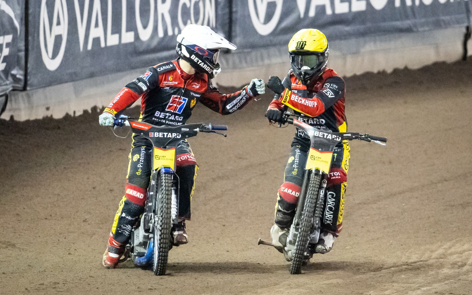 Bartłomiej Kowalski (z lewej) i Tai Woffinden zapewnili Sparcie remis w ostatnim biegu meczu z Apato
