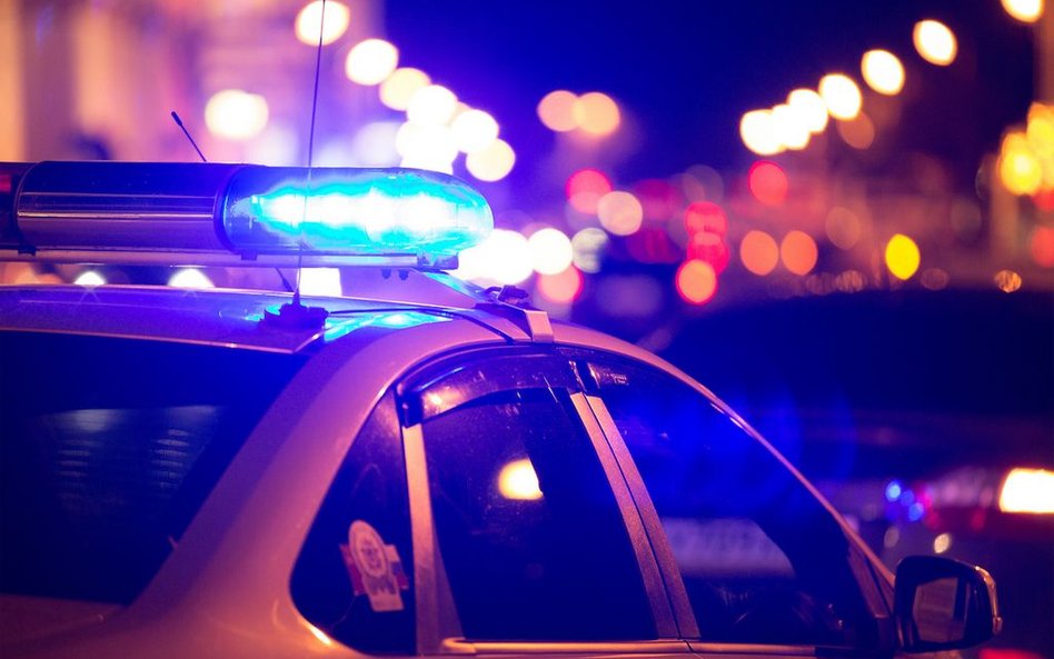 Ochroniarz pobił kobietę za jej strój. Wzór z tęczowym sercem