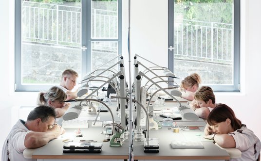 Pracownicy zakładu Nomosa w Glashütte.