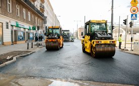 Zakończenie asfaltowania nie oznacza natychmiastowego zniknięcia barier z jezdni. Zanim ulica zostan