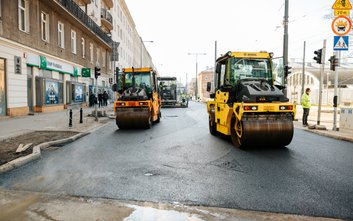 Zakończenie asfaltowania nie oznacza natychmiastowego zniknięcia barier z jezdni. Zanim ulica zostan