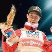Japończyk Ryoyu Kobayashi z trofeum za zwycięstwo w Turnieju Czterech Skoczni. Lider Pucharu Świata 