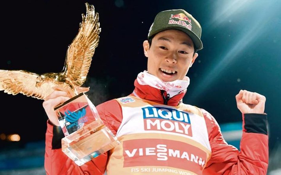 Japończyk Ryoyu Kobayashi z trofeum za zwycięstwo w Turnieju Czterech Skoczni. Lider Pucharu Świata 