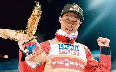 Japończyk Ryoyu Kobayashi z trofeum za zwycięstwo w Turnieju Czterech Skoczni. Lider Pucharu Świata 