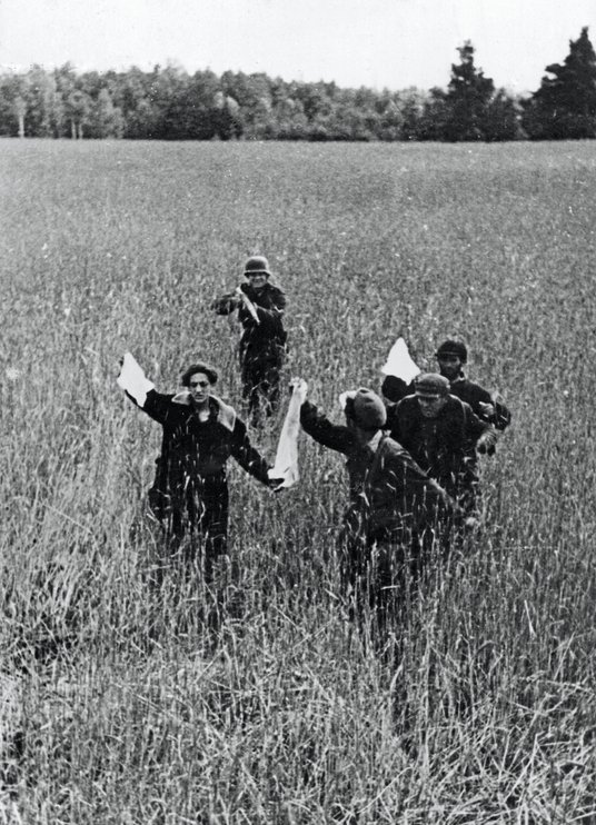 II wojna światowa, operacja „Barbarossa”: radzieccy dezerterzy poddają się niemieckiemu żołnierzowi.