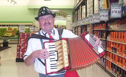 Akordeonista w supermarkecie podczas Oktoberfest (fot. rochelle, just rochelle)