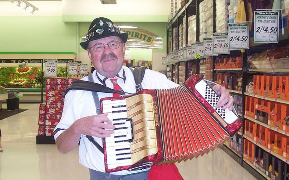 Akordeonista w supermarkecie podczas Oktoberfest (fot. rochelle, just rochelle)