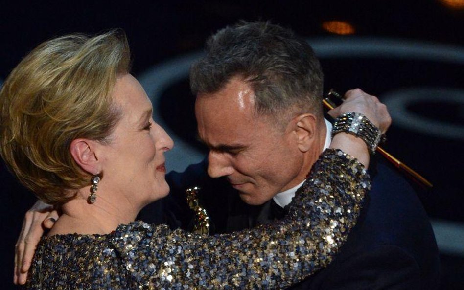 Daniel Day-Lewis odbiera Oscara od Meryl Streep