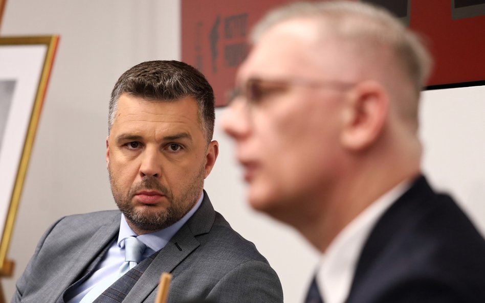 Michał Rachoń (po lewej) i prof. Sławomir Cenckiewicz (po prawej), współtwórcy serialu TVP "Reset"