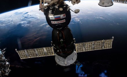 Sojuz MS-18 zacumowany do Międzynarodowej Stacji Kosmicznej (ISS), w tle Afryka