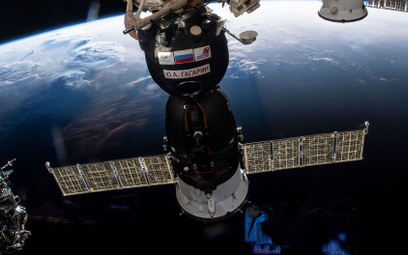 Sojuz MS-18 zacumowany do Międzynarodowej Stacji Kosmicznej (ISS), w tle Afryka