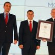 Bogdan Woźniak (z prawej), wiceprezes Spółdzielni Dostawców Mleka w Wieluniu odebrał w zeszłym roku 