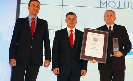 Bogdan Woźniak (z prawej), wiceprezes Spółdzielni Dostawców Mleka w Wieluniu odebrał w zeszłym roku 