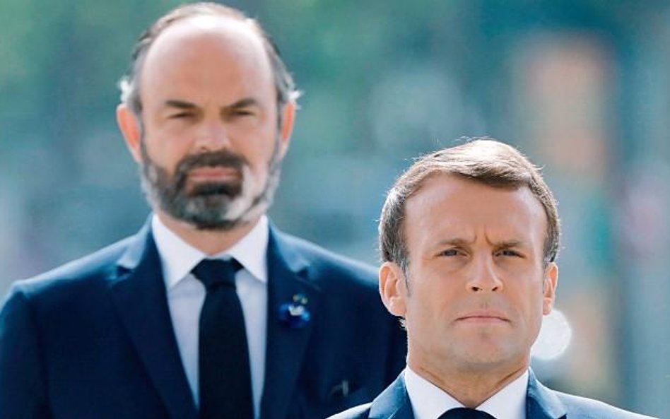 Edouard Philippe jeszcze jako premier za plecami prezydenta Macrona, maj 2020