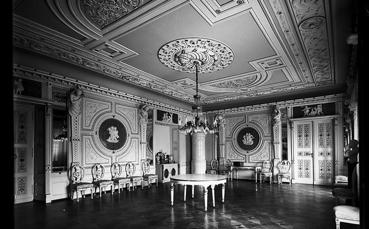 Wnętrza pałacu w Kopicach na początku XX wieku.